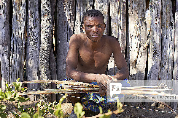 Koisan-Mann mit Pfeil und Bogen  Chomipapa  Angola
