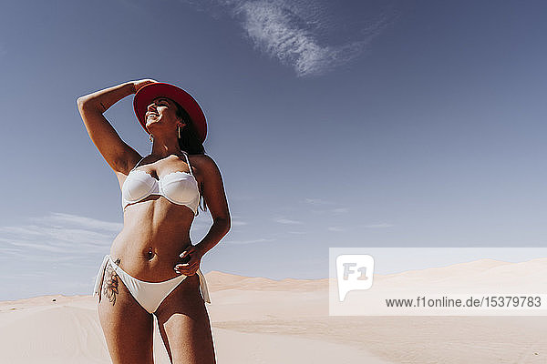 Hübsche junge Frau im Bikini in der Wüste  Merzouga  Marokko