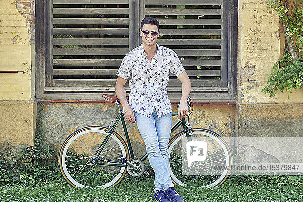 Mann mit seinem Fahrrad in der Stadt