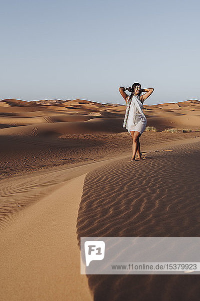 Schöne junge Frau wandert in der Wüste  Merzouga  Marokko