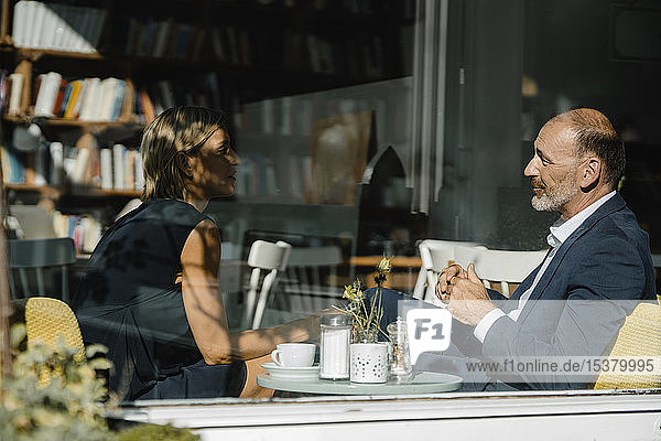 Geschäftsmann und -frau bei einem Treffen in einem Café