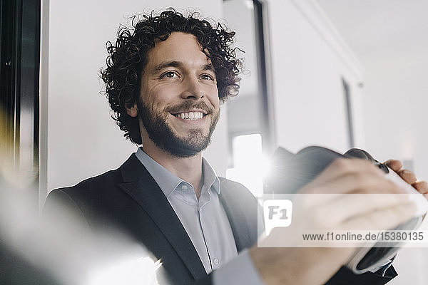 Porträt eines lächelnden Geschäftsmannes mit VR-Brille im Büro