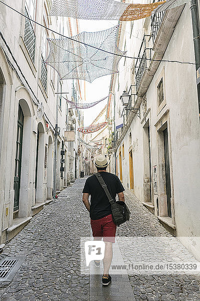 Touristischer Spaziergang in einer Gasse in der Altstadt von Coimbra  Portugal