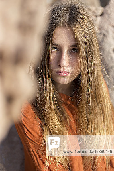 Porträt eines weiblichen Teenagers im Freien