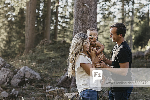 Glückliche Familie mit kleinem Sohn auf einer Wanderung im Wald  Schwaegalp  Nesslau  Schweiz