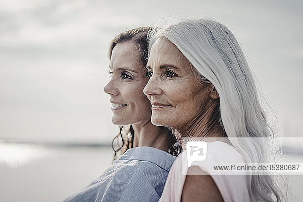 Mutter und Tochter verbringen einen Tag am Meer  Porträt
