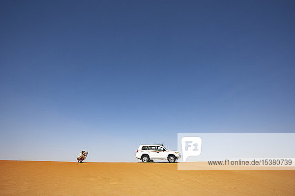 Mann mit Geländewagen  fotografiert in der Wüste  Wahiba Sands  Oman