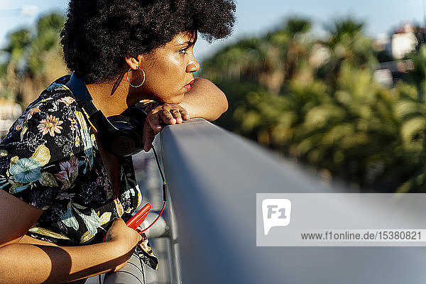 Weibliche Afroamerikanerin mit Smartphone und Kopfhörern