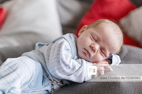 Neugeborenes Baby Junge schläft auf einer Decke