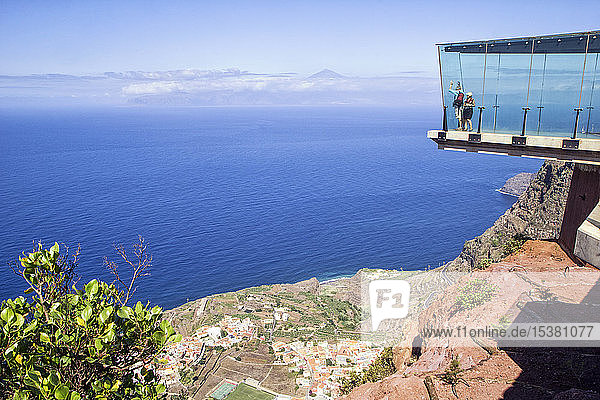Touristen auf der Aussichtsplattform Mirador de Abrante  La Gomera  Kanarische Inseln  Spanien