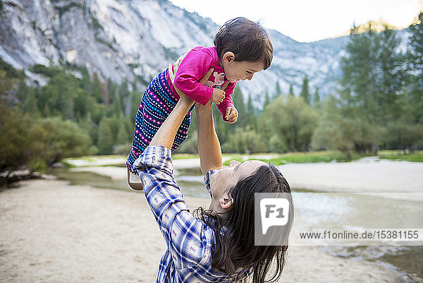 Mutter hält ihr kleines Mädchen  Yosemite National Park  Kalifornien  USA