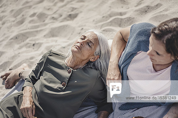 Mutter und Tochter entspannen sich am Strand