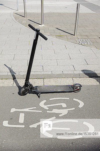 E-Scooter auf dem Fahrradweg in der Stadt geparkt
