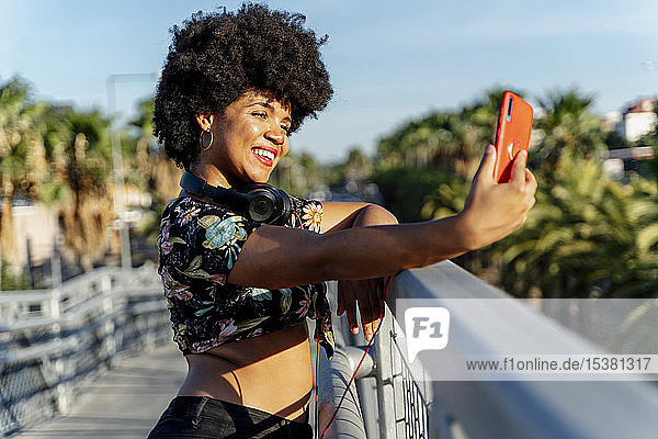 Lächelnde afro-amerikanische Frau  die ein Selfie
