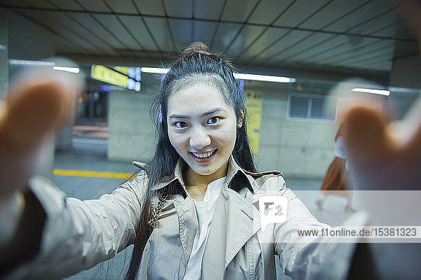 Selfie-Porträt einer lächelnden jungen Frau in der U-Bahn-Station Ginza  Tokio  Japan