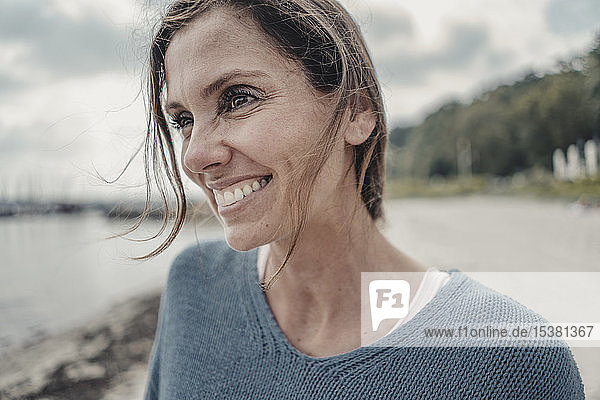 Porträt einer lächelnden Frau am Meer