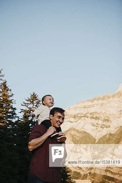 Glücklicher Vater trägt den kleinen Sohn auf den Schultern bei einer Wanderung  Schwaegalp  Nesslau  Schweiz