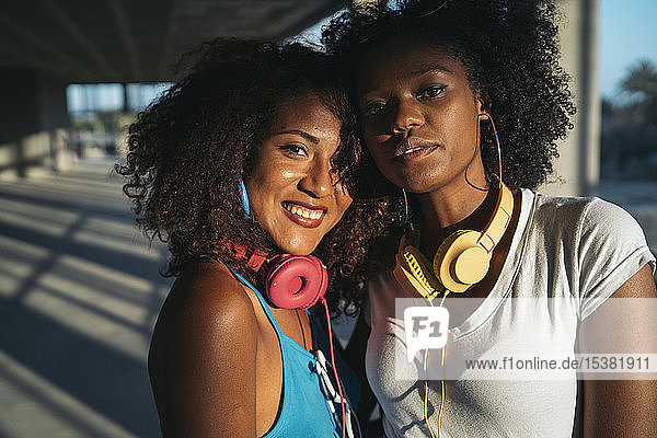 Porträt von zwei jungen Frauen mit Kopfhörern
