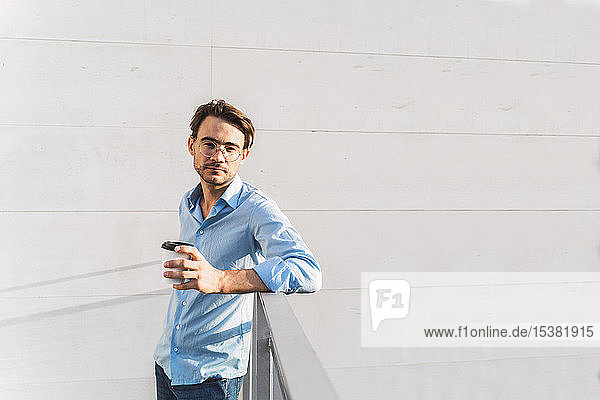Porträt eines Gelegenheits-Geschäftsmannes mit Kaffee zum Mitnehmen