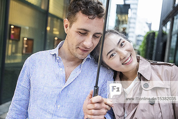 Porträt eines glücklichen Paares mit Regenschirm in Ginza  Tokio  Japan