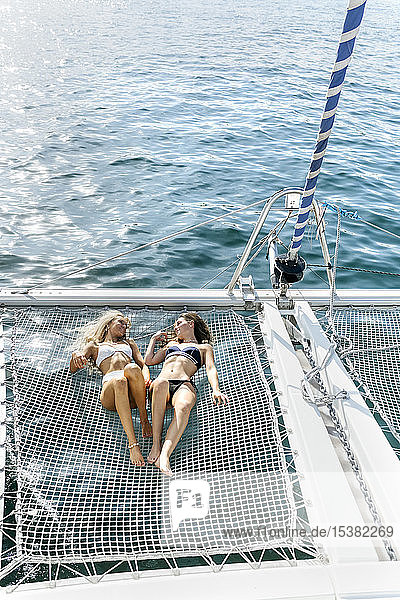 Zwei schöne Frauen genießen einen Sommertag auf einem Segelboot