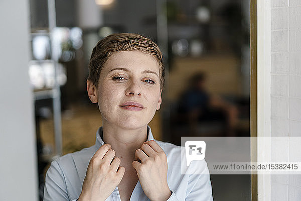 Porträt einer selbstbewussten Frau in einem Cafe