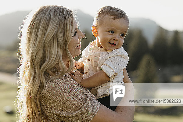 Mutter hält ihren kleinen Sohn auf einer Wanderung  Schwaegalp  Nesslau  Schweiz