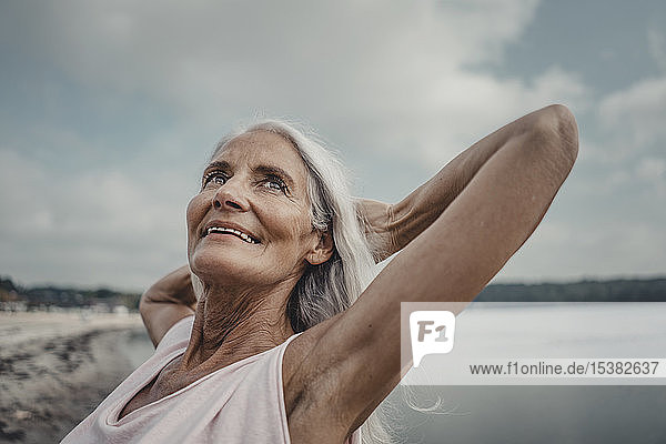 Ältere Frau am Meer  Porträt