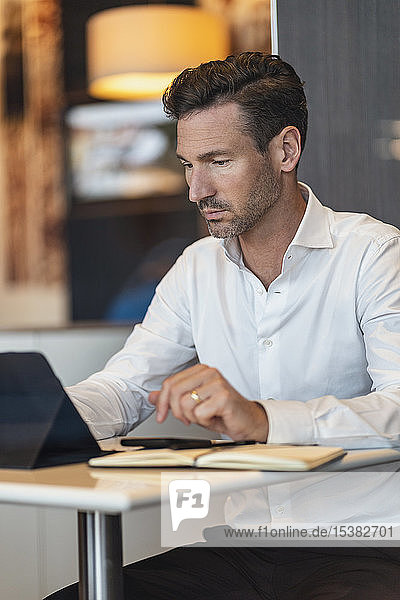 Businessman using tablet in a cafe