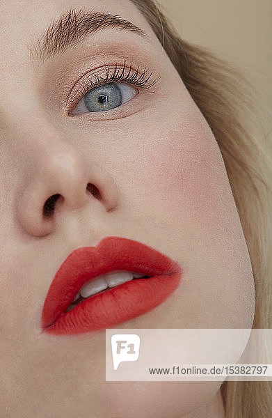 Gesicht einer Frau mit geschminkten roten Lippen  Nahaufnahme