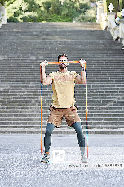 Mann macht Fitnesstraining im Freien in der Stadt