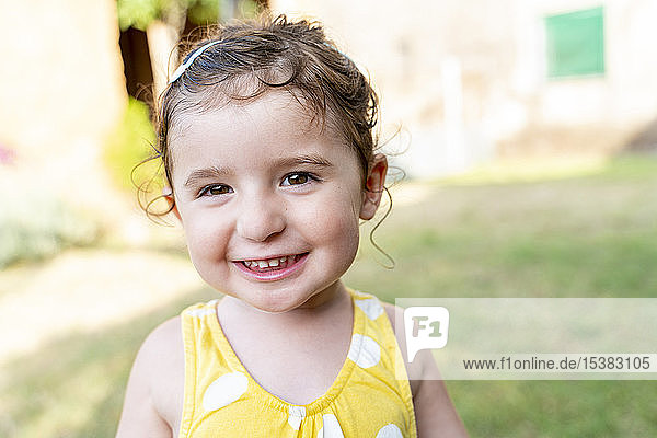 Porträt eines lächelnden kleinen Mädchens im Sommer im Freien