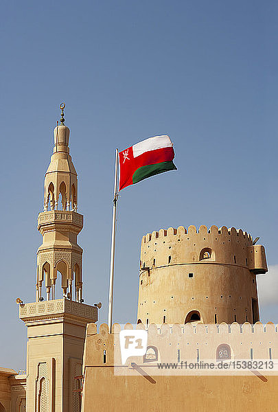 Sultanat Oman Ras al Hadd Burg Ras al Hadd mit omanischer Flagge und Minarett