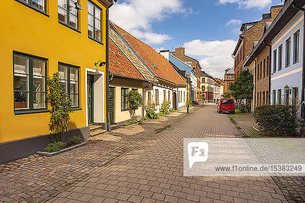 Straße inmitten von Wohngebäuden in Malmö  Schweden