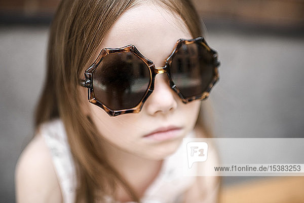Bildnis eines Mädchens mit Sonnenbrille