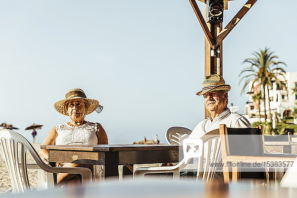Älteres Ehepaar sitzt auf einer Bar-Terrasse am Strand  El Roc de Sant Gaieta  Spanien