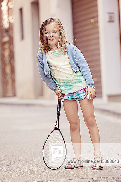 Mädchen mit einem Tennisschläger