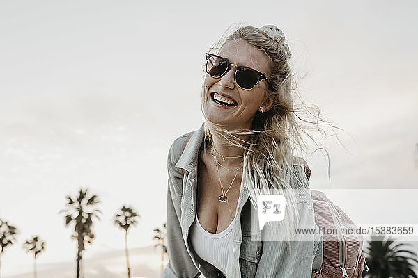 Glückliche junge Frau am Strand  Venice Beach  Kalifornien  USA