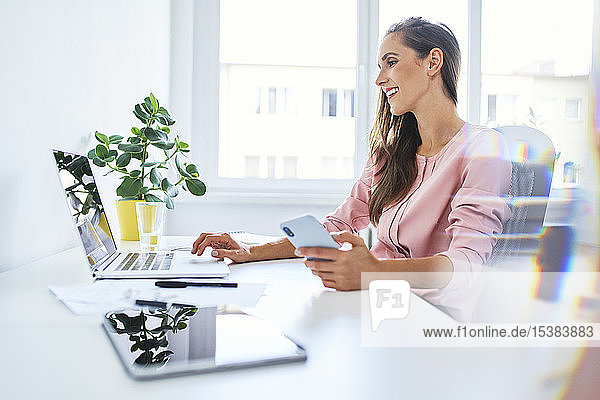 Junge Geschäftsfrau arbeitet am Laptop im Home-Office