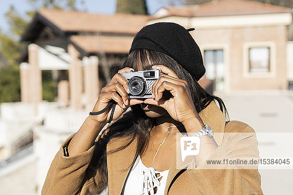 Weibliche Touristin beim Fotografieren im Freien