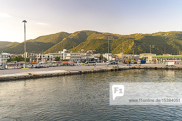 Szenische Ansicht von Gebäuden am Meer vor den Bergen in Korfu  Griechenland