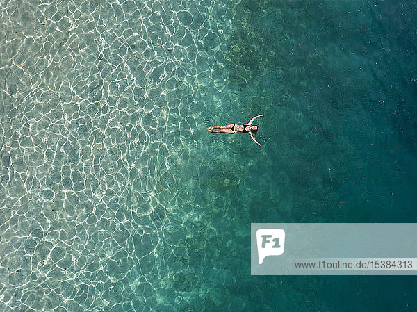 Im Meer schwebende Frau  Gili Air  Gili Islands  Indonesien