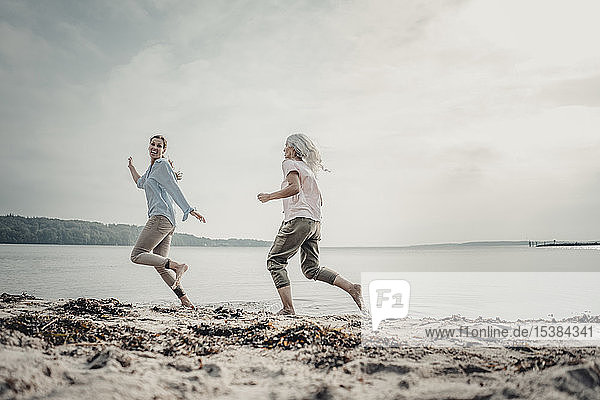 Mutter und Tochter verbringen einen Tag am Meer  haben Spaß  laufen