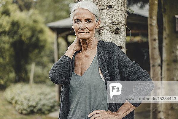 Ältere Frau stehend in der Natur  Porträt