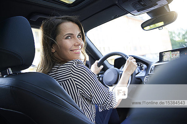 Glückliche Frau fährt Auto