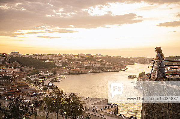 Frau beobachtet Panoramablick auf Porto bei Sonnenuntergang  Portugal