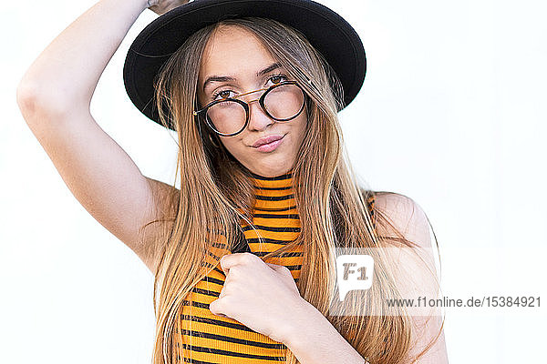 Porträt einer Teenagerin mit Hut und Brille