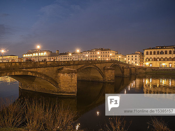 Italien  Toskana  Florenz  Fluss Arno  Ponte alla Carraia bei Nacht