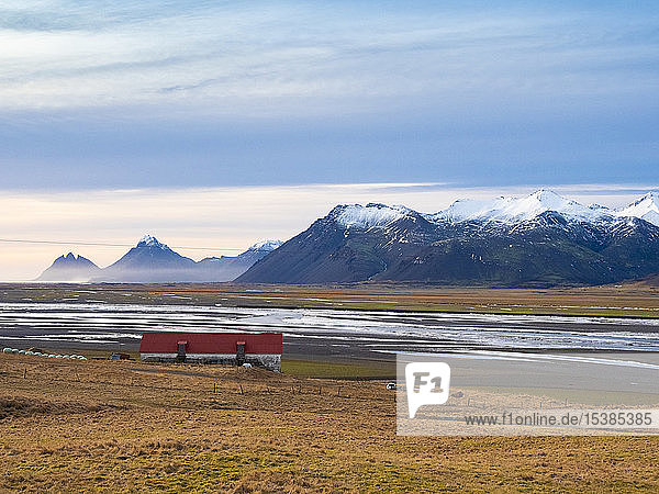Island  Austurland  Landschaft mit Haus und Bergen auf dem Weg nach Egilsstadir