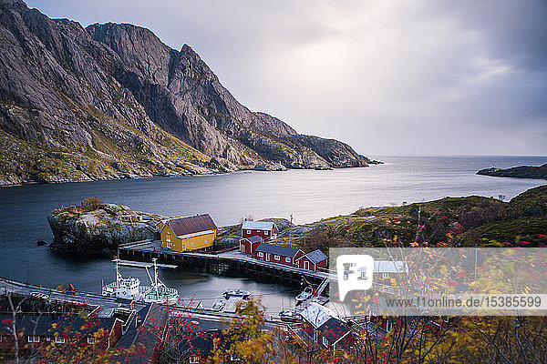 Norwegen  Lofoten  Nusfjord  Häuser an der Küste